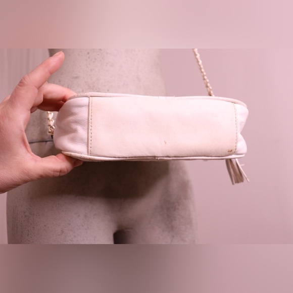 1980s Allan Edward | Quilted White Leather Double Pocket Purse with Metal Chain - Picture 4 of 15